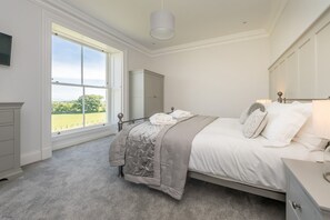 7 Schlafzimmer, Bügeleisen/Bügelbrett, Reisekinderbett, WLAN