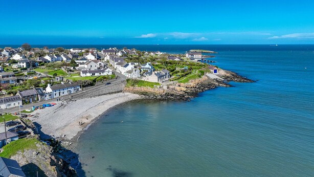 A coastal town with houses along the shore, a beach, and a clear view of the sea. - Large Detached Property Walking Distance To The Beach | Llywelyn-Fawr (Aberffraw)