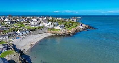 Large Detached Property Walking Distance To The Beach | Llywelyn-Fawr