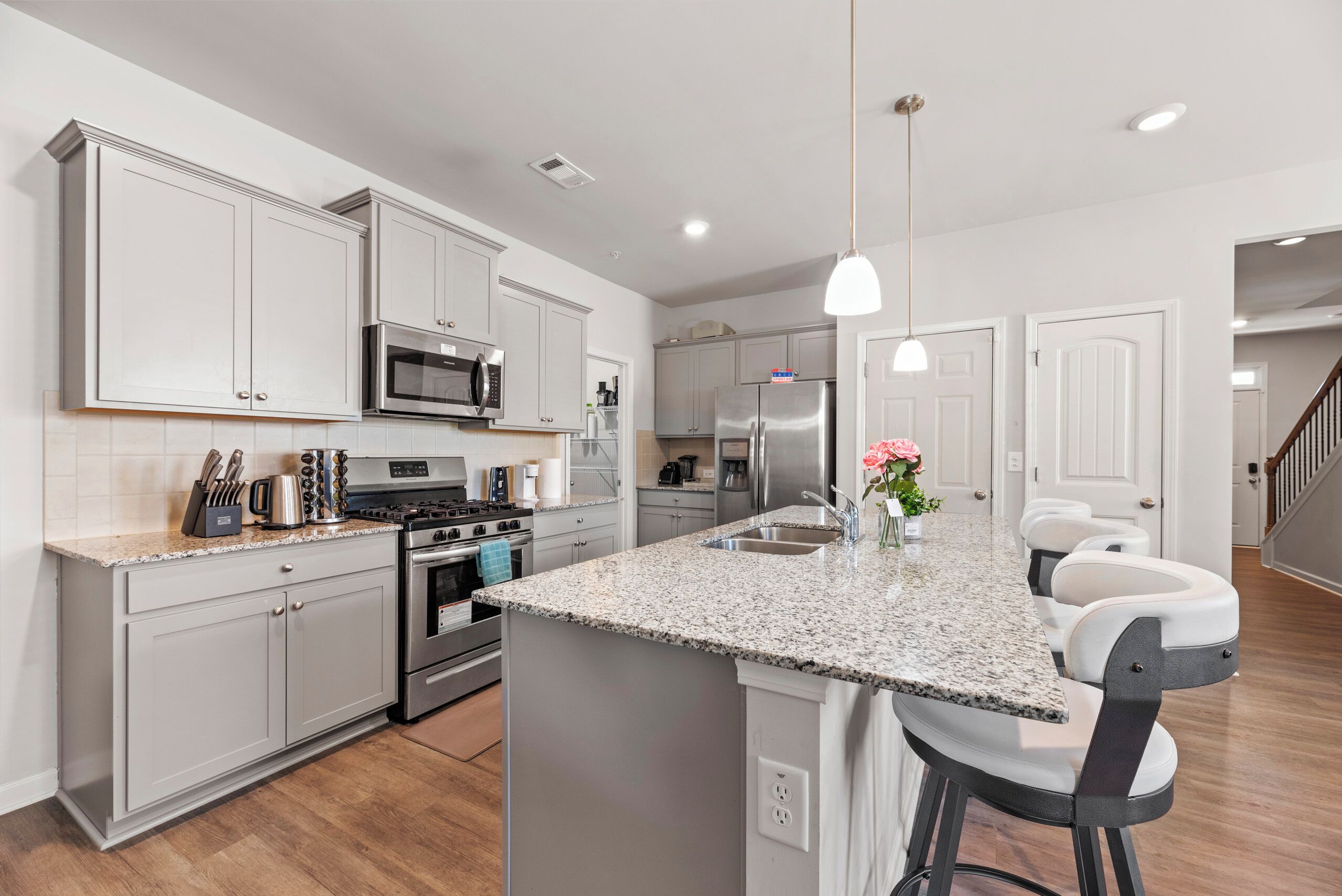 Jääkaappi, mikroaaltouuni, uuni, liesi