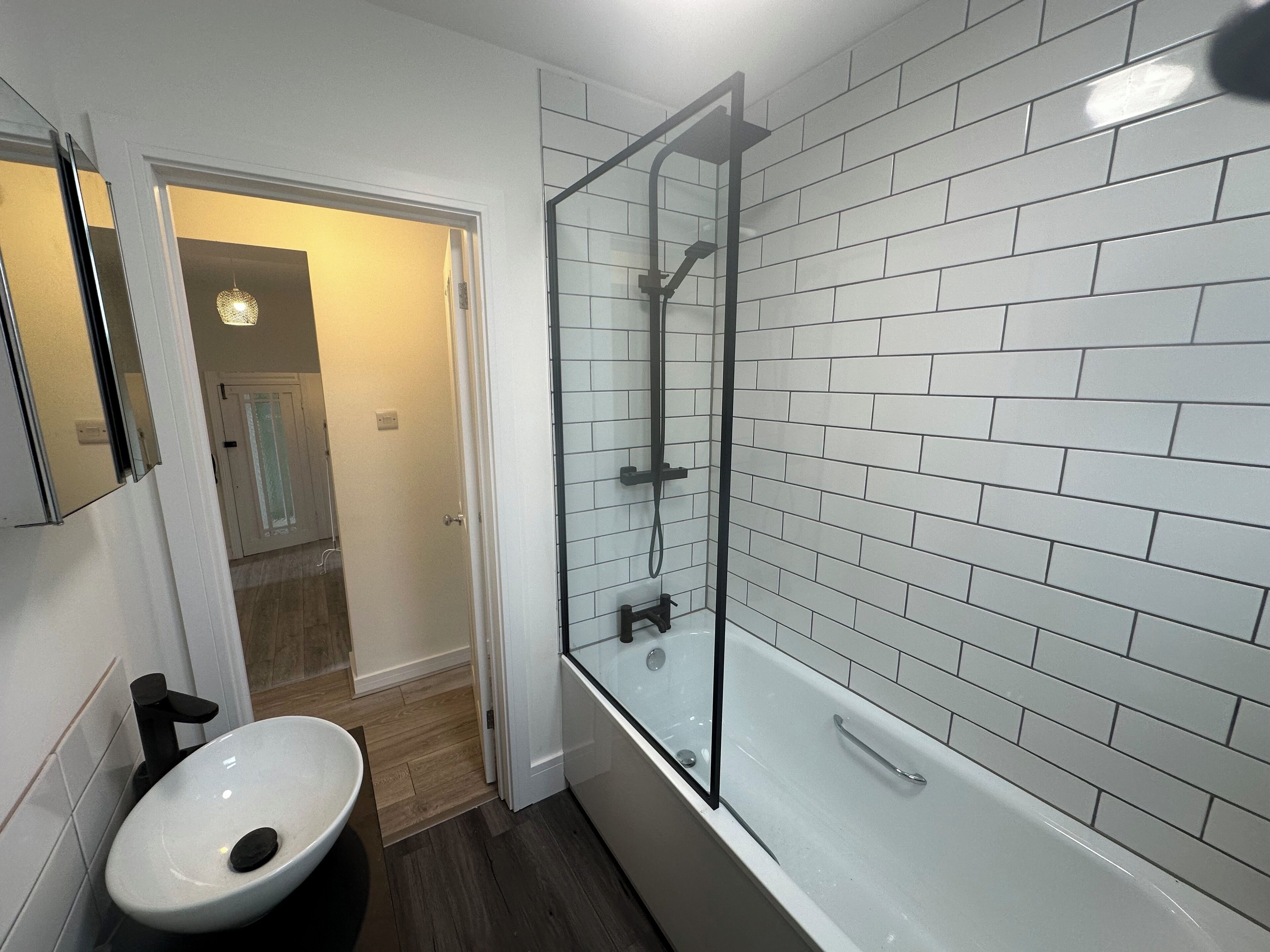 Sèche-cheveux, serviettes fournies, savon, shampoing