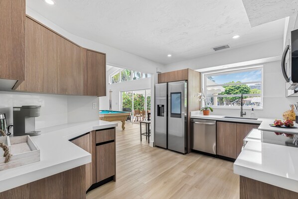 Refrigerador, microondas, placa de cocina, cafetera/tetera