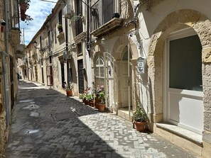Unclassified image, 3 of 20, button - La casa di Rosa 1833 by Wonderful Italy (Syracuse)