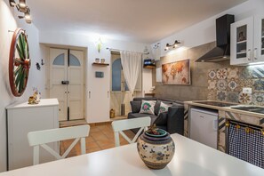 Apartment | Living room | 35-inch TV with digital channels