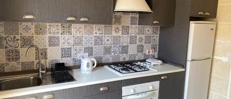 Geladeira, micro-ondas, fogão, cooktop