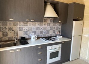 Kylskåp, mikrovågsugn, ugn och spishäll