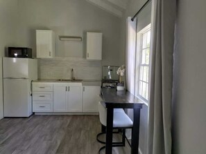 Private kitchen - A home away from home - Studio (Osbourn)