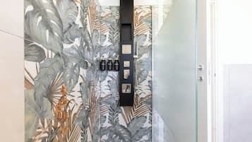 Chambre Double Deluxe, 1 lit double | Salle de bain | Douche, douche à « effet pluie », articles de toilette gratuits