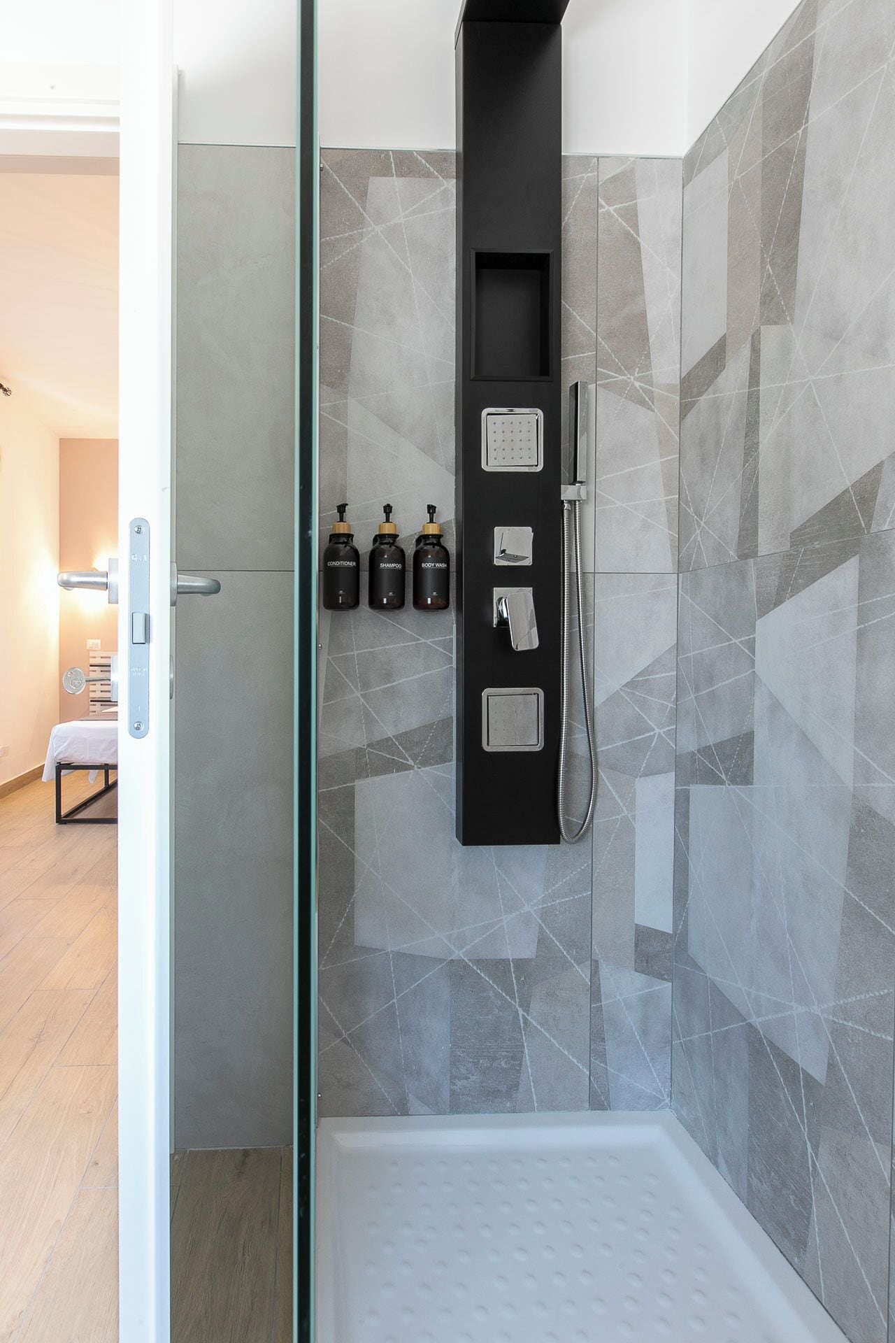 Deluxe tweepersoonskamer, 1 tweepersoonsbed | Badkamer | Een douche, een regendouche, gratis toiletartikelen, een haardroger
