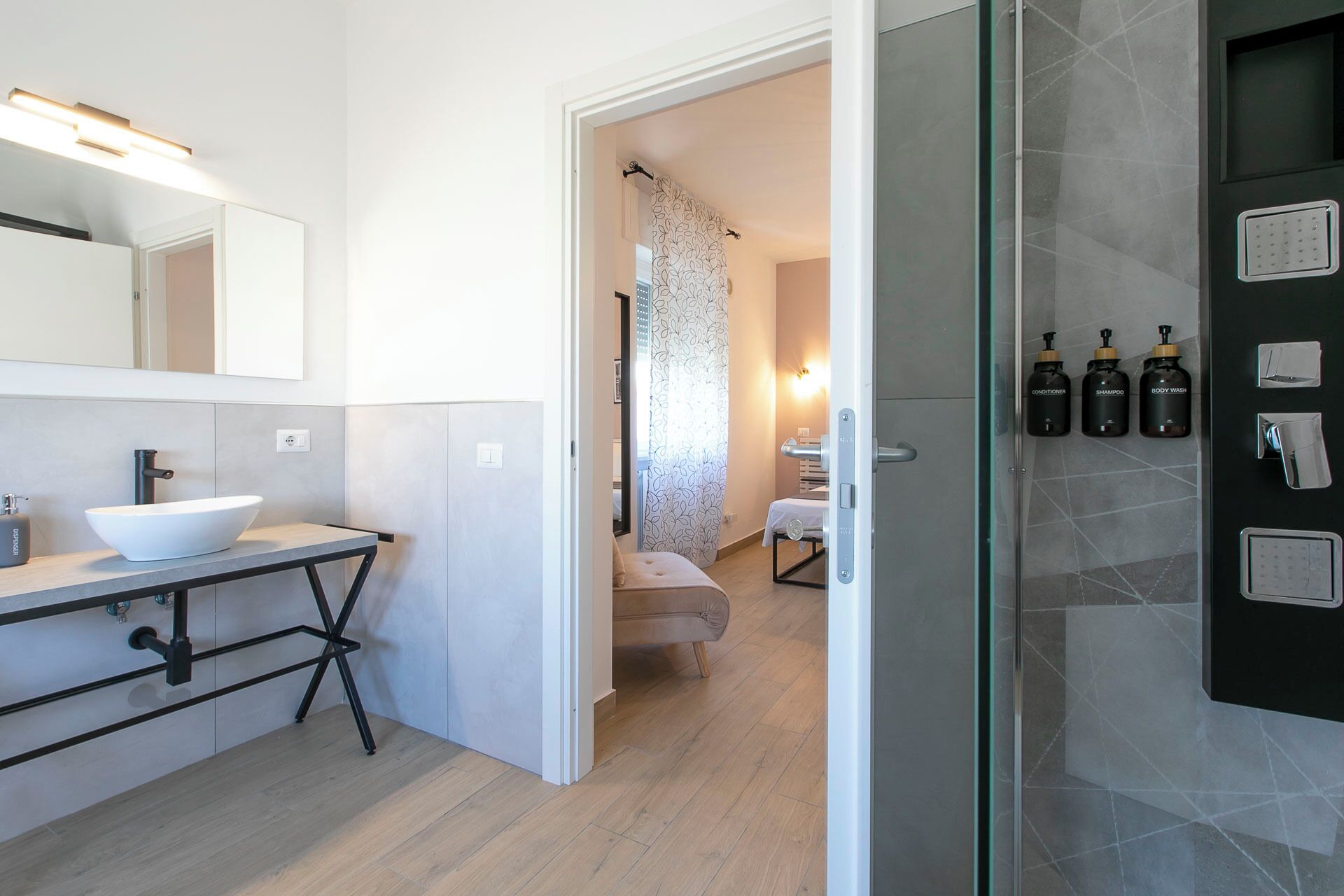 Dobbeltrom – deluxe, 1 dobbeltseng | Bad | Dusj, regndusjhode, toalettartikler (inkludert) og hårføner