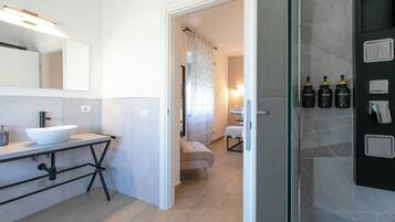 Deluxe Double Room, 1 Double Bed | Bathroom | Shower, rainfall showerhead, free toiletries, hair dryer