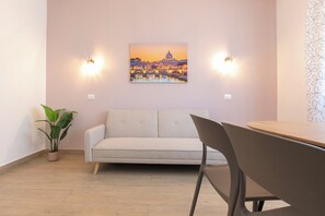 43-inch TV with digital channels, Netflix, streaming services - DOMINA Guest House - Luxory Room (Fiumicino)