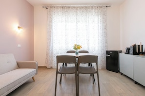 43-inch TV with digital channels, Netflix, streaming services - DOMINA Guest House - Luxory Room (Fiumicino)