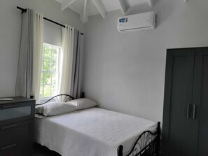 2 bedrooms, iron/ironing board, WiFi, bed sheets - A home away from home - 2 bedroom 1 bath Apartment (Osbourn)