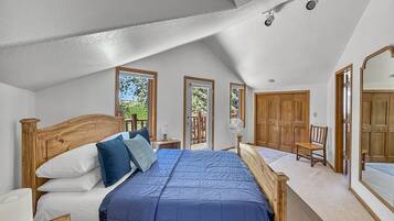 4 bedrooms, desk, iron/ironing board, travel crib