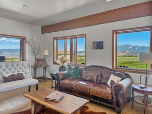 Smart TV, fireplace, video games, table tennis