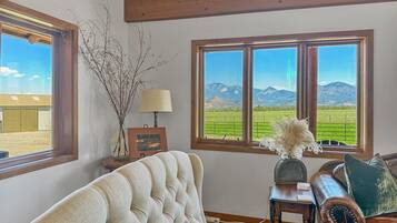 Smart TV, fireplace, video games, table tennis