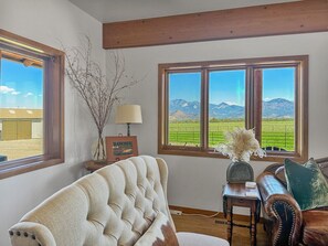 Smart TV, fireplace, video games, table tennis