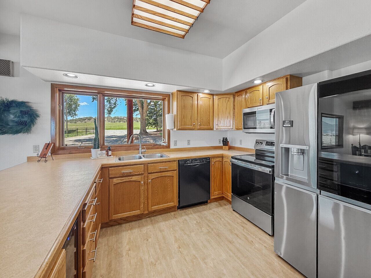 ثلاجة، ميكروويف، فرن، موقد طهي مسطح