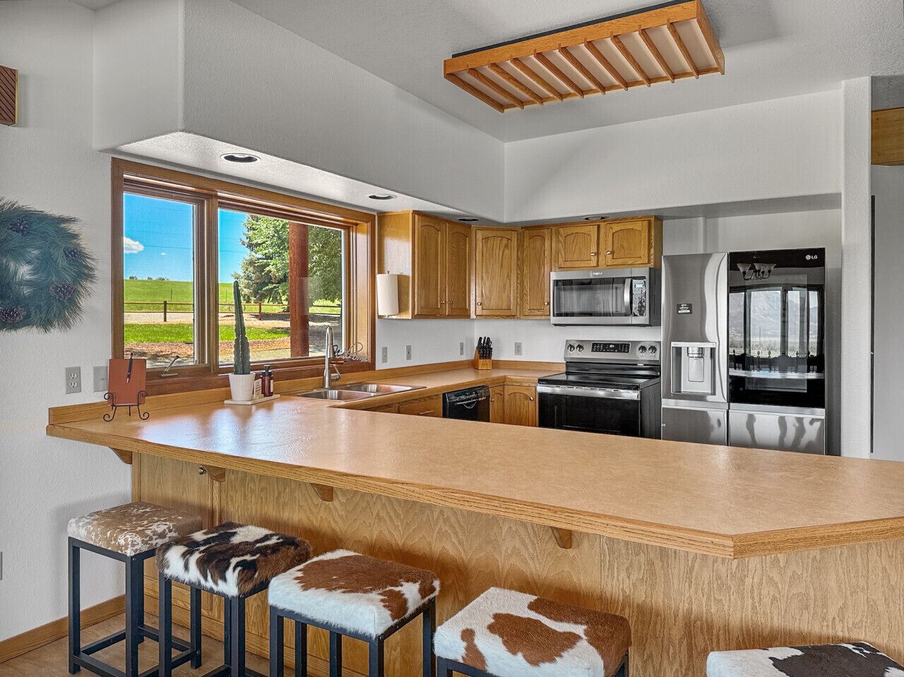 Geladeira, micro-ondas, fogão, cooktop