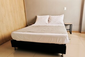 1 bedroom, desk, Internet - 401. Economic and Functional Apartment (Medellín)