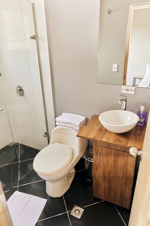 Towels, soap, toilet paper - 401. Economic and Functional Apartment (Medellín)