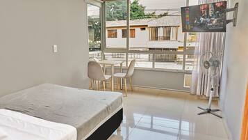 1 bedroom, desk, internet