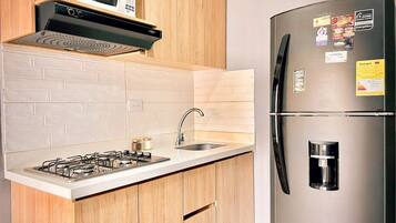 Geladeira, micro-ondas, talheres/pratos/utensílios de cozinha