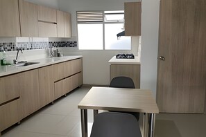 Fridge, microwave, cookware/dishes/utensils - 402. Economic and Functional Apartment (Medellín)