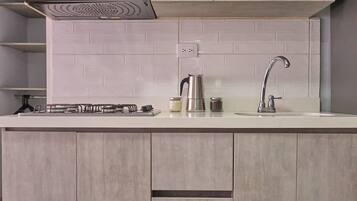 Frigorífico, microondas y utensilios de cocina