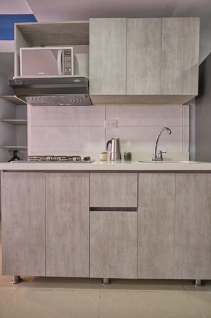 Kjøleskap, mikrobølgeovn og kjøkkenutstyr