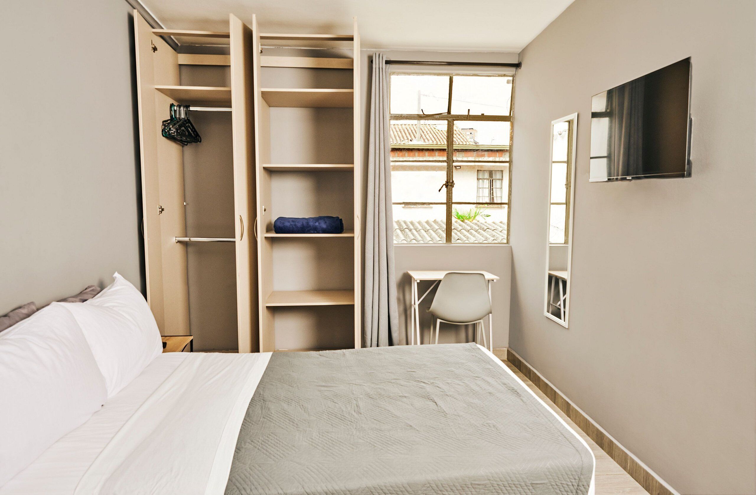 1 bedroom, desk, Internet