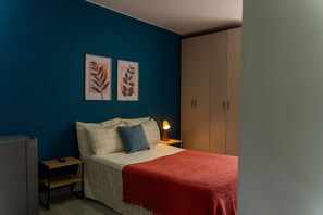 1 bedroom, desk, internet