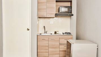 Réfrigérateur, micro-ondes, batterie de cuisine, vaisselle et ustensiles