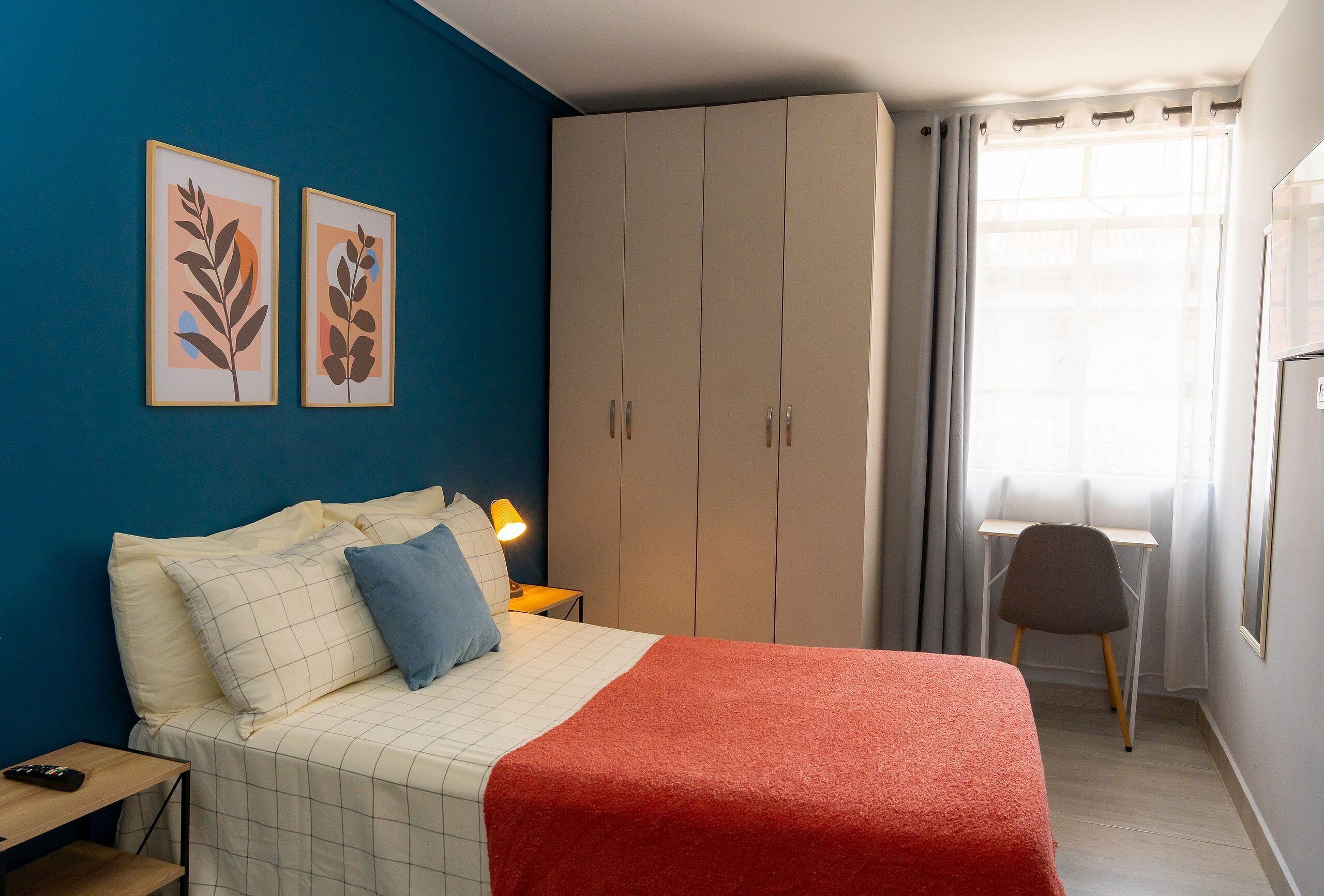 1 bedroom, desk, Internet