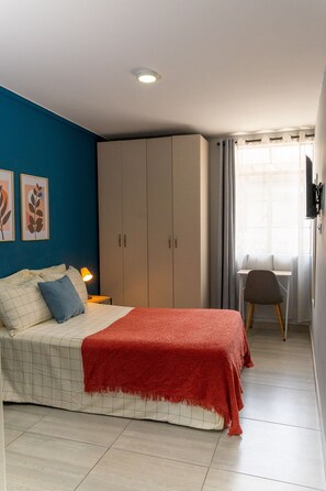 1 bedroom, desk, Internet