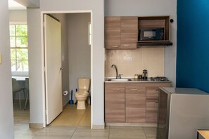 Réfrigérateur, micro-ondes, batterie de cuisine, vaisselle et ustensiles