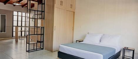 1 soverom, skrivebord og internettilgang