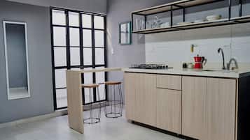 Réfrigérateur, micro-ondes, batterie de cuisine, vaisselle et ustensiles