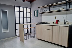 Fridge, microwave, cookware/dishes/utensils - 7002. Economic and Functional Apartament (Medellín)