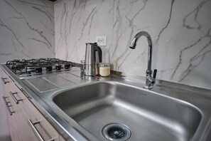 Refrigerador, microondas y utensilios de cocina