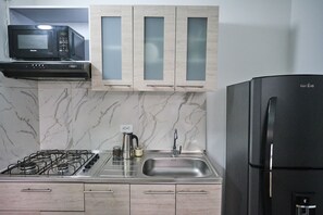 Geladeira, micro-ondas, talheres/pratos/utensílios de cozinha