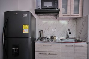 Geladeira, micro-ondas, talheres/pratos/utensílios de cozinha