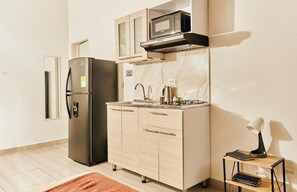 Kühlschrank, Mikrowelle, Kochgeschirr/Geschirr/Besteck