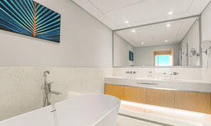 Superior-Apartment, Meerblick, Executive-Etage | Badezimmer | Bidet, Handtücher, Seife, Shampoo
