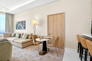 Superior appartement, uitzicht op zee, op Executive verdieping | Dineerruimte
