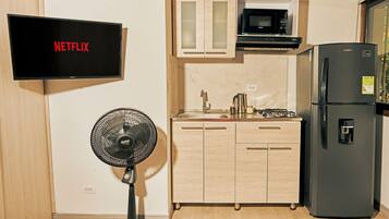 Frigorífico, microondas y utensilios de cocina