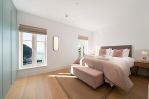 3 slaapkamers, een strijkplank/strijkijzer, internet, beddengoed