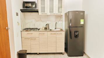 Refrigerador, microondas, utensilios de cocina