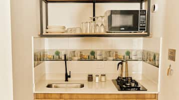 Geladeira, micro-ondas, talheres/pratos/utensílios de cozinha